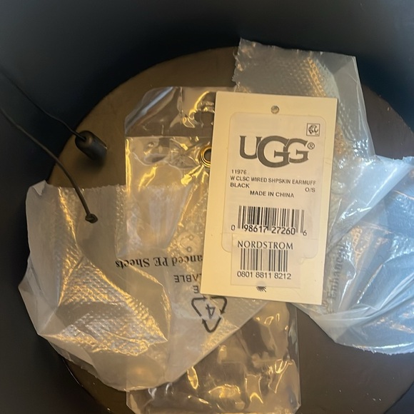 UGG black fur wired earmuffs built in speakers - Picture 6 of 9